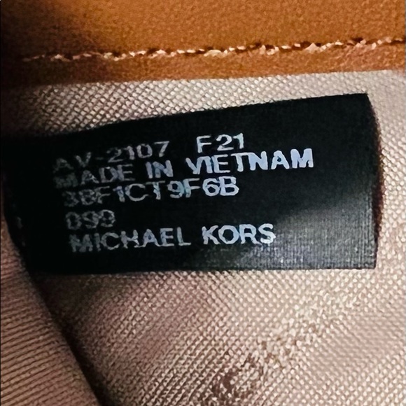 Michael Kors Jet Set Charm Medium Slim Wallet - Picture 12 of 15